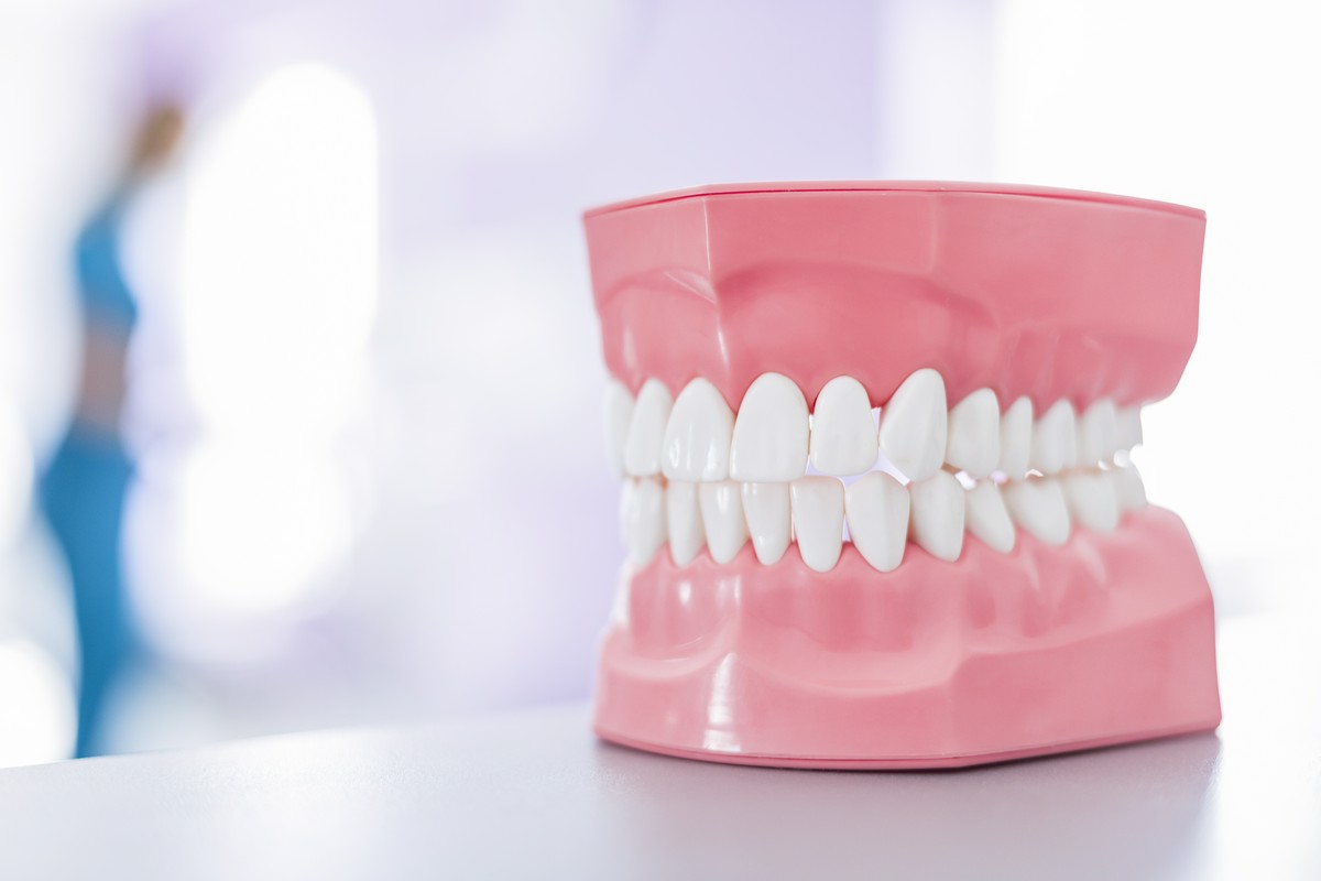 Recesja dziąseł - objawy, przyczyny i leczenie